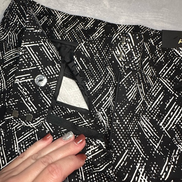 NWT Apt. 9 Women's Black and White Geometric Shorts - Picture 3 of 5